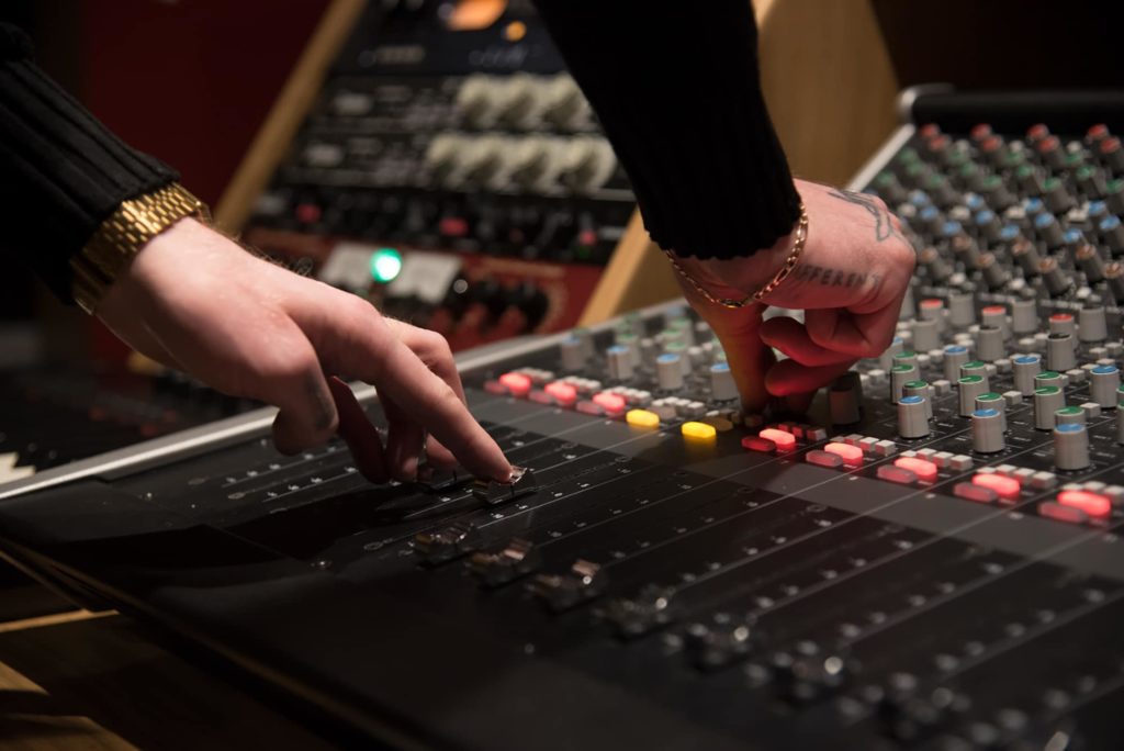 bimm-brighton-mix-suite-music-production-hands