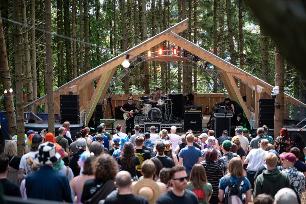 2000trees performances with crowd